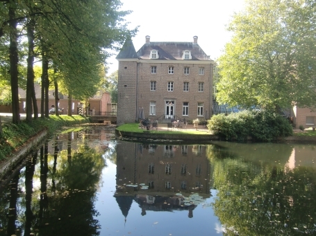 Venlo-Tegelen : Kasteellaan, in dem mittelalterlichen Schloss Holtmühle ( aus dem 17. Jh. ) befindet sich ein Hotel und Restaurant ( Bilderberg- Hotelkette ). 